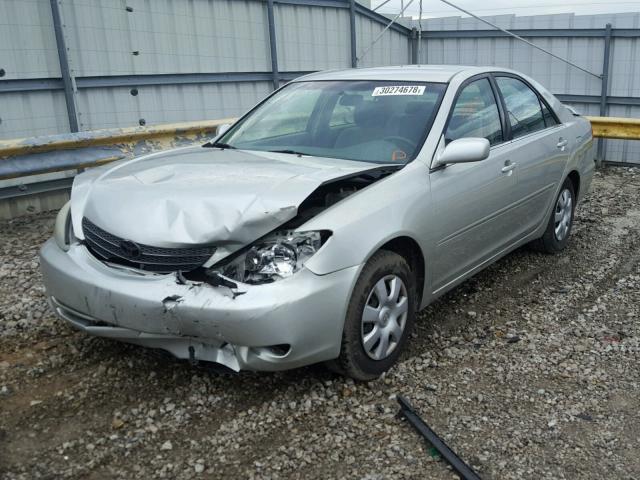 JTDBE32K030138989 - 2003 TOYOTA CAMRY LE SILVER photo 2