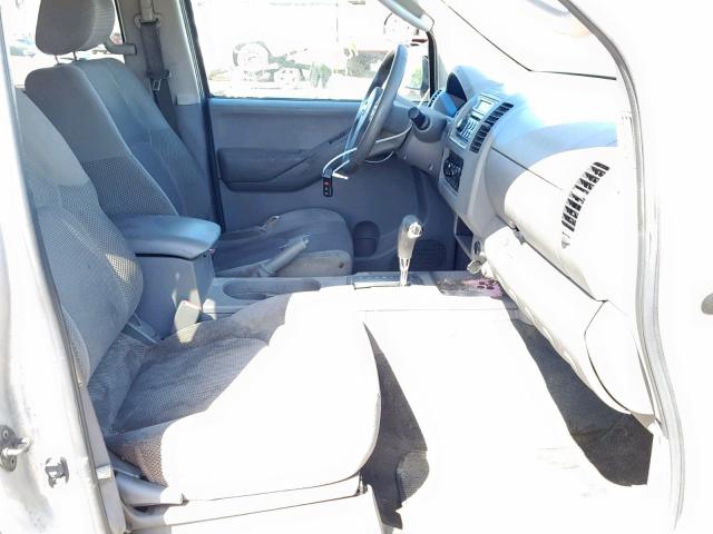 1N6AD07U96C468184 - 2006 NISSAN FRONTIER C SILVER photo 5