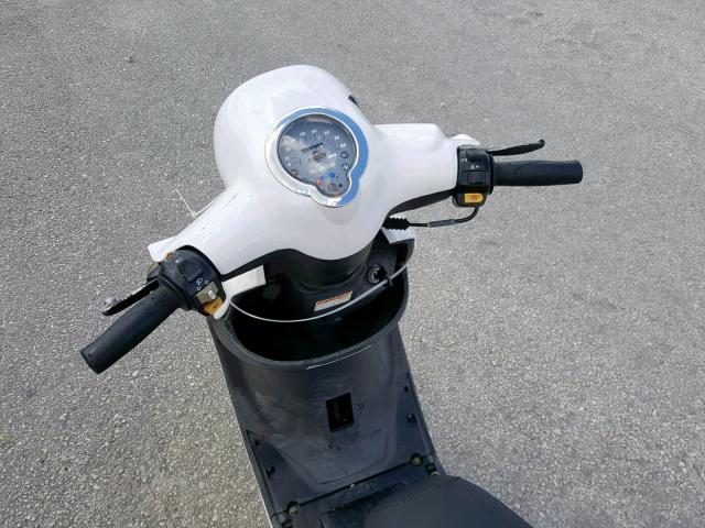 RFVPAP5A1D1111216 - 2013 GENUINE SCOOTER CO. BUDDY 50 WHITE photo 5