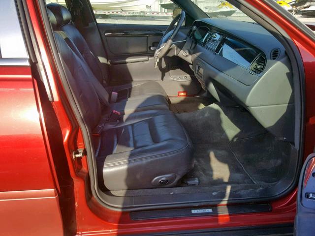 1LNFM82W2WY698227 - 1998 LINCOLN TOWN CAR S RED photo 5