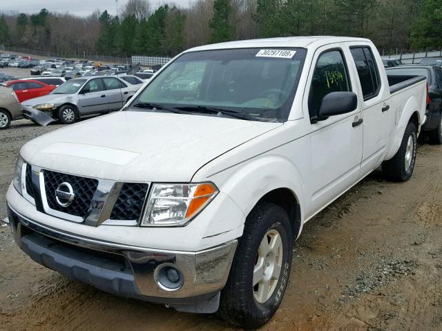 1N6AD09U47C406383 - 2007 NISSAN FRONTIER C WHITE photo 2