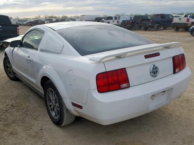 1ZVFT80N855191895 - 2005 FORD MUSTANG WHITE photo 3