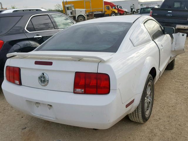 1ZVFT80N855191895 - 2005 FORD MUSTANG WHITE photo 4