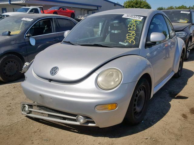 3VWCA21C8YM497898 - 2000 VOLKSWAGEN NEW BEETLE Gümüş foto 2