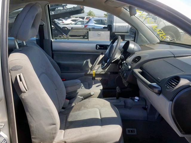 3VWCA21C8YM497898 - 2000 VOLKSWAGEN NEW BEETLE Gümüş foto 5