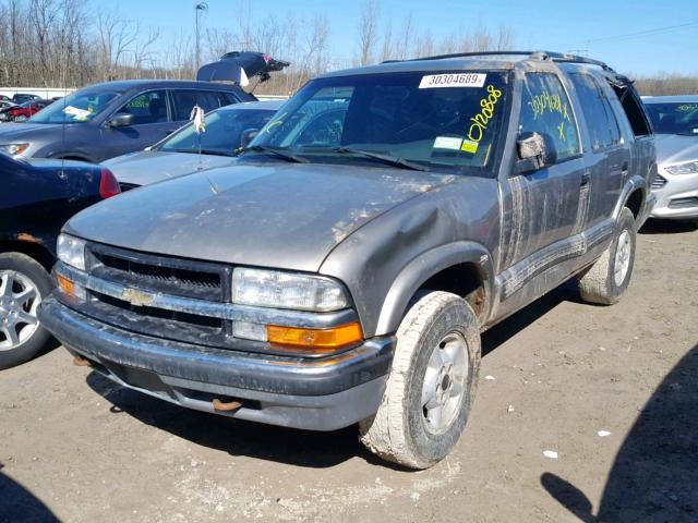 1GNDT13W3Y2166325 - 2000 CHEVROLET BLAZER TAN photo 2