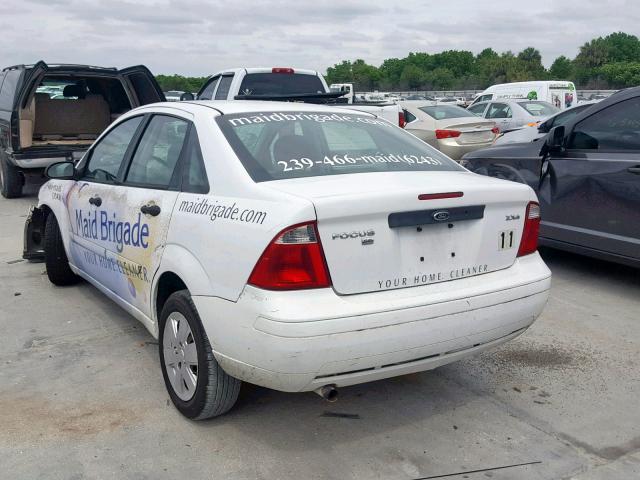 1FAFP34N06W155429 - 2006 FORD FOCUS ZX4 WHITE photo 3