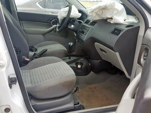 1FAFP34N06W155429 - 2006 FORD FOCUS ZX4 WHITE photo 5