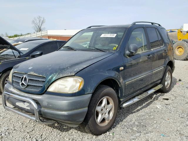 4JGAB54E2XA090690 - 1999 MERCEDES-BENZ ML 320 GREEN photo 2