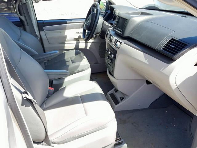 2V4RW3DGXBR695634 - 2011 VOLKSWAGEN ROUTAN SE SILVER photo 5