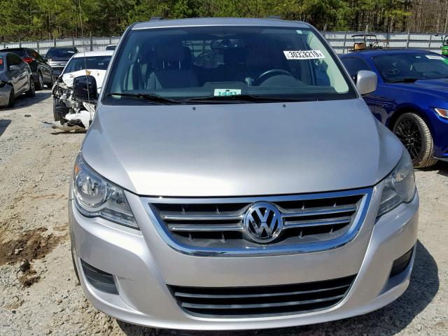 2V4RW3DGXBR695634 - 2011 VOLKSWAGEN ROUTAN SE SILVER photo 9