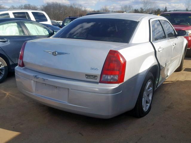 2C3JA43R65H662840 - 2005 CHRYSLER 300 SILVER photo 4