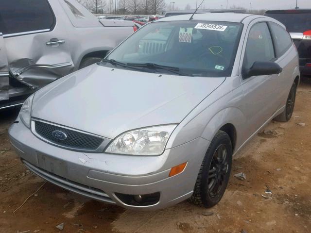 3FAFP31NX5R101822 - 2005 FORD FOCUS ZX3 GRAY photo 2