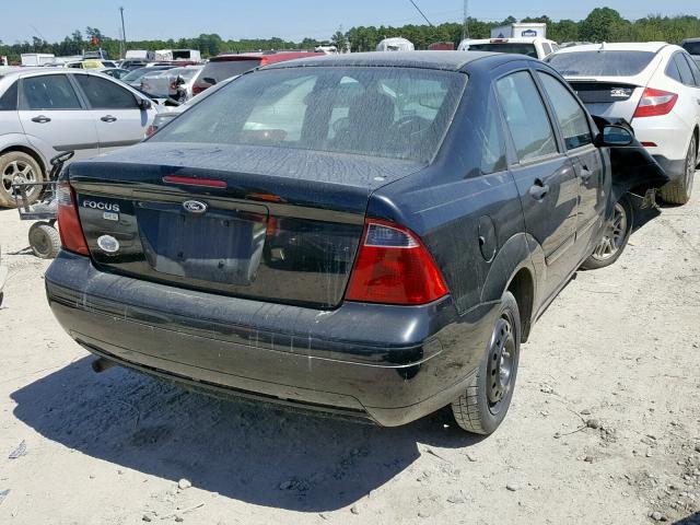 1FAHP34N97W174734 - 2007 FORD FOCUS ZX4 BLACK photo 4