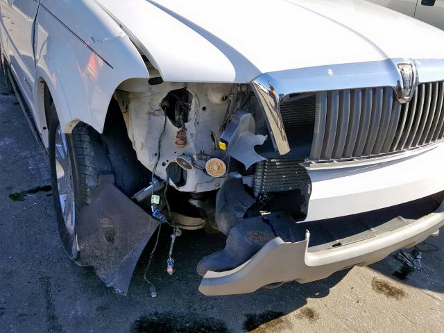 5LMFU27R94LJ19354 - 2004 LINCOLN NAVIGATOR 白色 照片 9