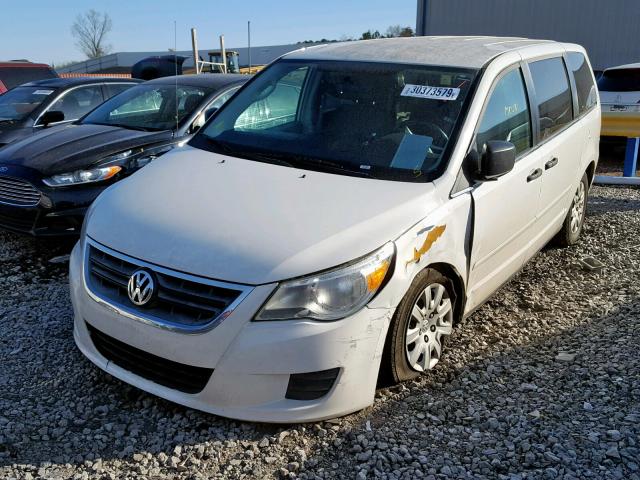 2V4RW4D16AR395251 - 2010 VOLKSWAGEN ROUTAN S WHITE photo 2