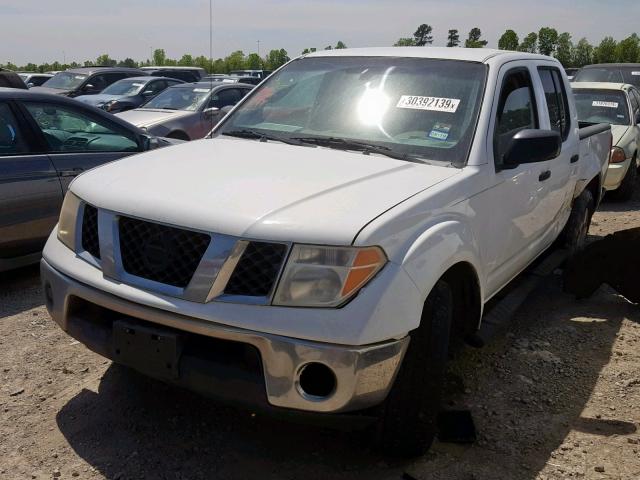 1N6AD07U78C420525 - 2008 NISSAN FRONTIER C WHITE photo 2