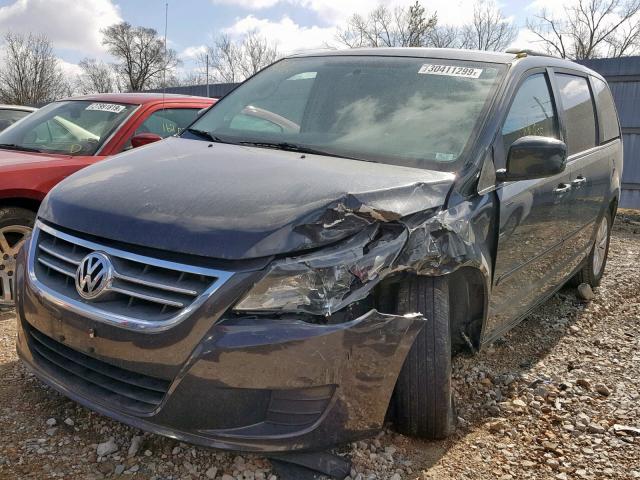 2C4RVABG2CR390702 - 2012 VOLKSWAGEN ROUTAN SE GRAY photo 2