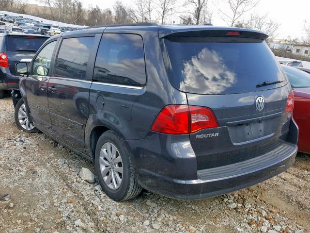 2C4RVABG2CR390702 - 2012 VOLKSWAGEN ROUTAN SE GRAY photo 3