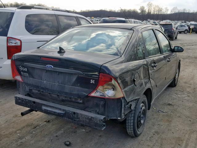 1FAFP34324W132925 - 2004 FORD FOCUS SE C BLACK photo 4