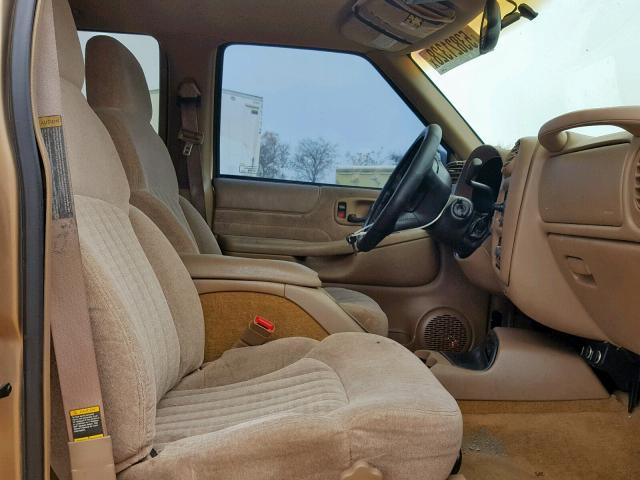 1GNCS13W9X2140793 - 1999 CHEVROLET BLAZER TAN photo 5