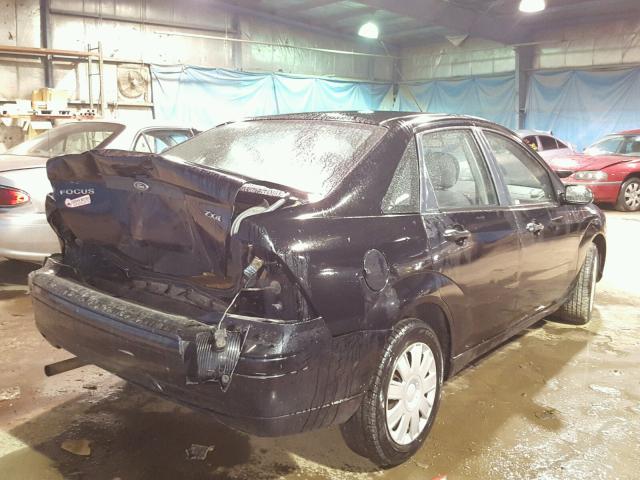 1FAFP34N56W148086 - 2006 FORD FOCUS ZX4 BLACK photo 4