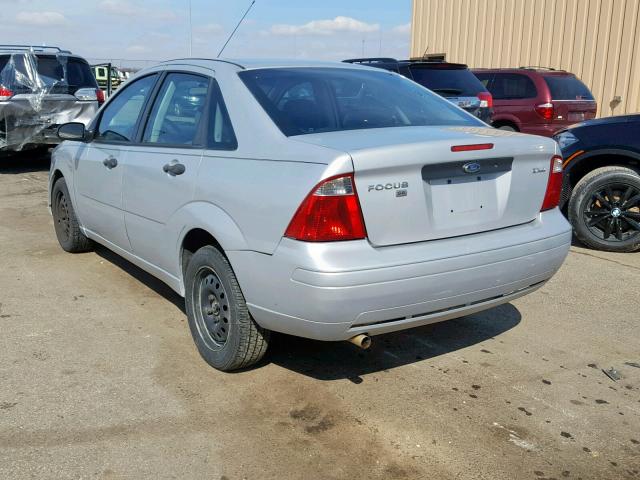 1FAFP34N66W221062 - 2006 FORD FOCUS ZX4 SILVER photo 3