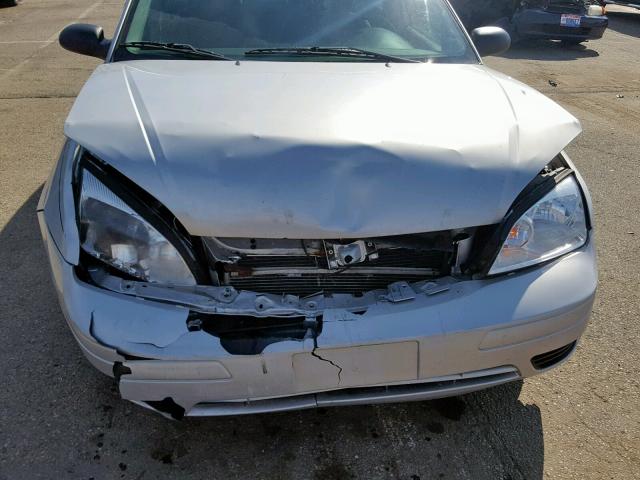 1FAFP34N66W221062 - 2006 FORD FOCUS ZX4 SILVER photo 9