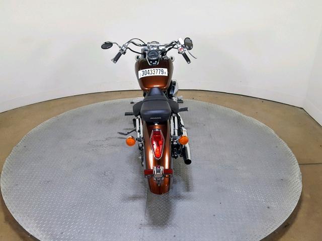 JH2RC5008JK400042 - 2018 HONDA VT750 C BROWN photo 9