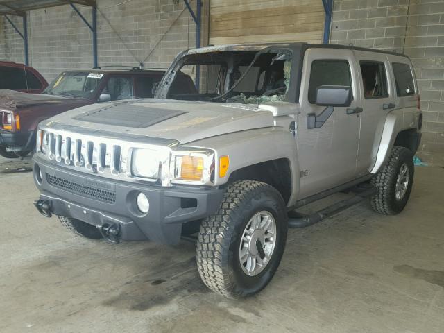 5GTDN136X68146966 - 2006 HUMMER H3 SILVER photo 2