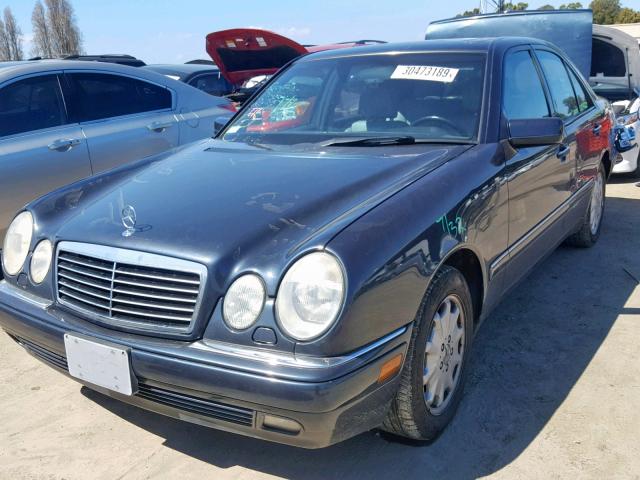 WDBJF55F3VA389682 - 1997 MERCEDES-BENZ E 320 BLUE photo 2