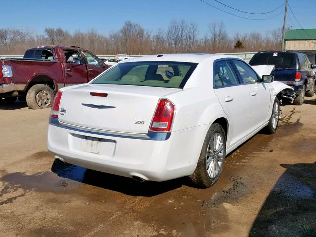 2C3CCARGXDH573651 - 2013 CHRYSLER 300 WHITE photo 4