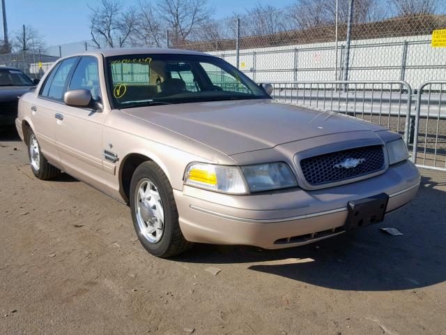 2FAFP73W6WX106659 - 1998 FORD CROWN VICT TAN photo 1