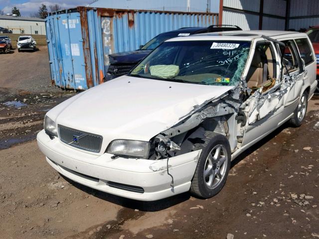 YV1LW61J2Y2690592 - 2000 VOLVO V70 BASE WHITE photo 2