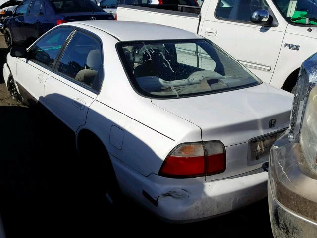 1HGCD5631TA195154 - 1996 HONDA ACCORD LX WHITE photo 3