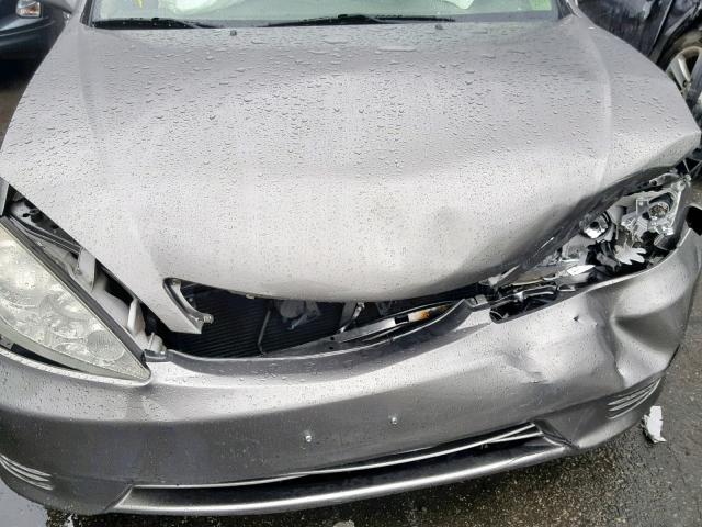 4T1BE30K85U518320 - 2005 TOYOTA CAMRY LE ნაცრისფერი ფოტო 7