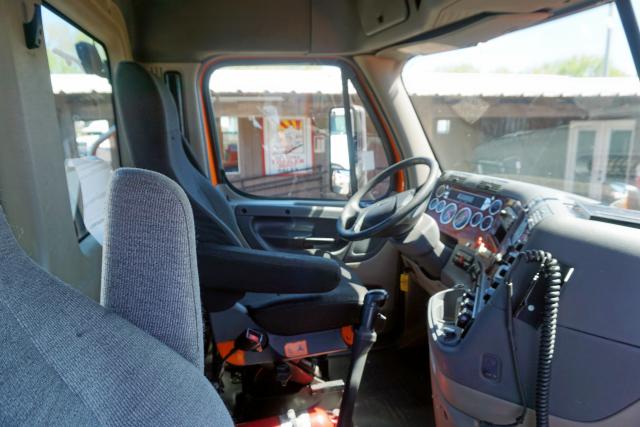 1FUJGBDV2BSAZ2300 - 2011 FREIGHTLINER CASCADIA 1 ORANGE photo 5