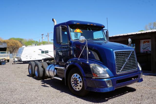 4V4NC9TH2AN292813 - 2010 VOLVO VN VNL BLUE photo 1