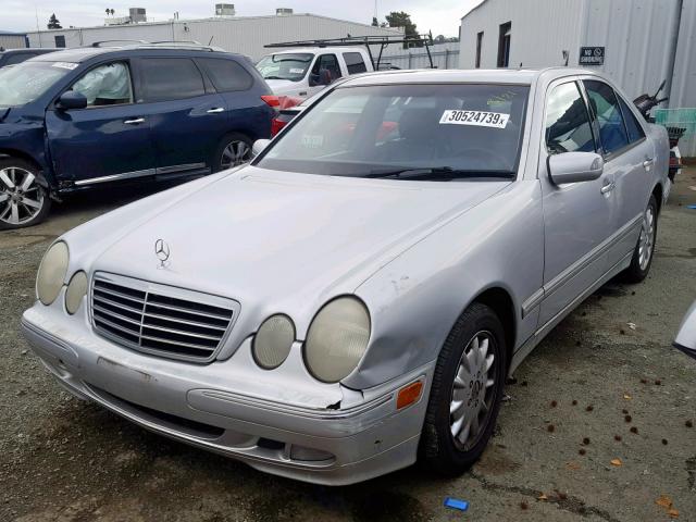 WDBJF65JXYB157945 - 2000 MERCEDES-BENZ E 320 SILVER photo 2