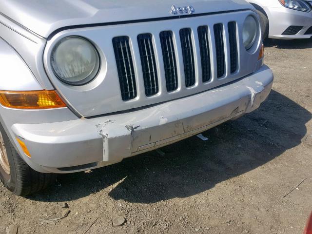 1J4GK38K05W689455 - 2005 JEEP LIBERTY RE SILVER photo 9