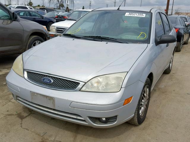 1FAHP34N15W216374 - 2005 FORD FOCUS ZX4 SILVER photo 2