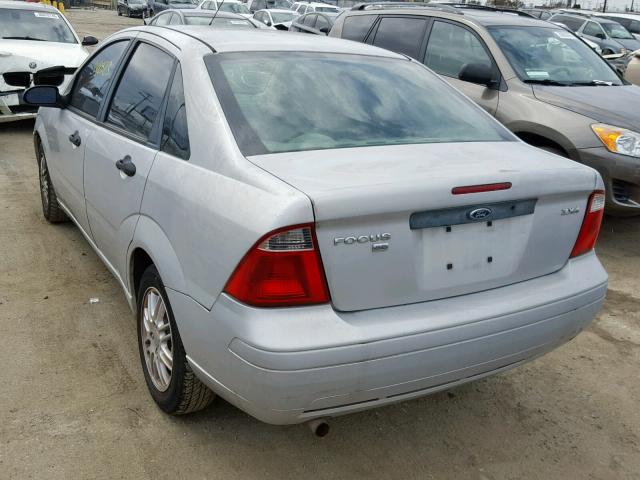 1FAHP34N15W216374 - 2005 FORD FOCUS ZX4 SILVER photo 3