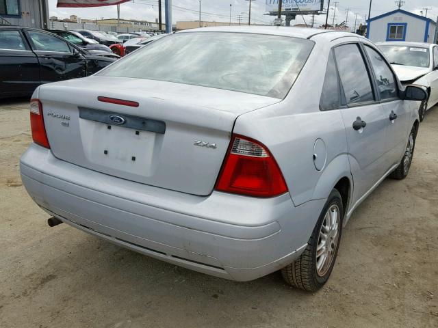 1FAHP34N15W216374 - 2005 FORD FOCUS ZX4 SILVER photo 4