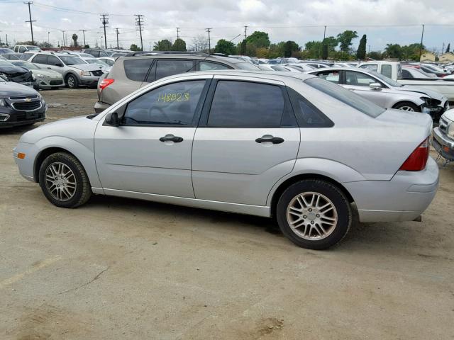 1FAHP34N15W216374 - 2005 FORD FOCUS ZX4 SILVER photo 9