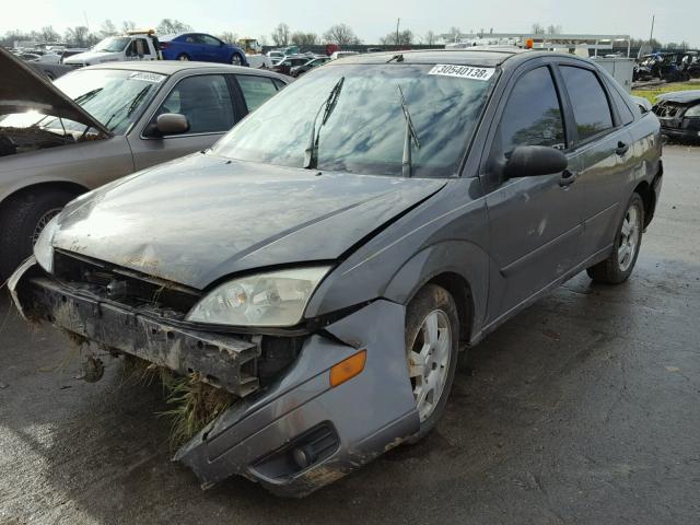 1FAFP34N96W110151 - 2006 FORD FOCUS ZX4 GRAY photo 2