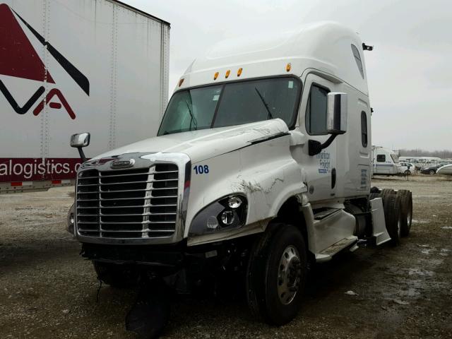 1FUJGLD59FLGG4030 - 2015 FREIGHTLINER CASCADIA 1 WHITE photo 2