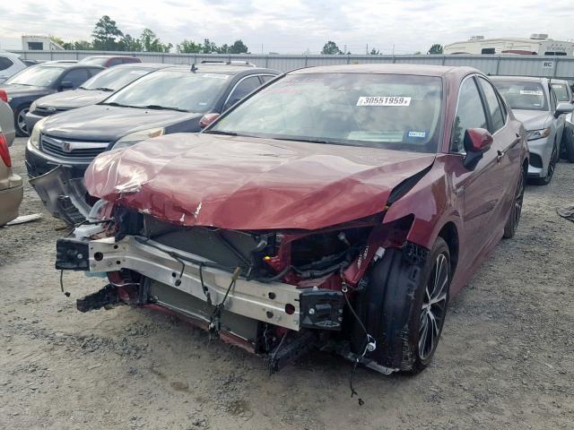 4T1B21HK0JU501832 - 2018 TOYOTA CAMRY HYBR RED photo 2