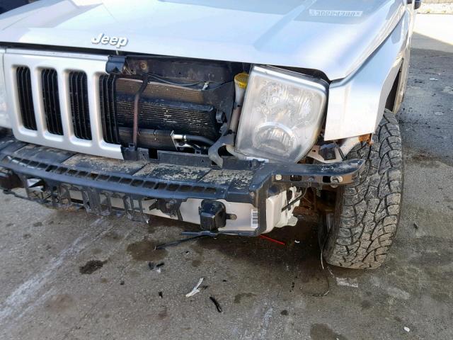 1J8HG48N96C274173 - 2006 JEEP COMMANDER SILVER photo 9