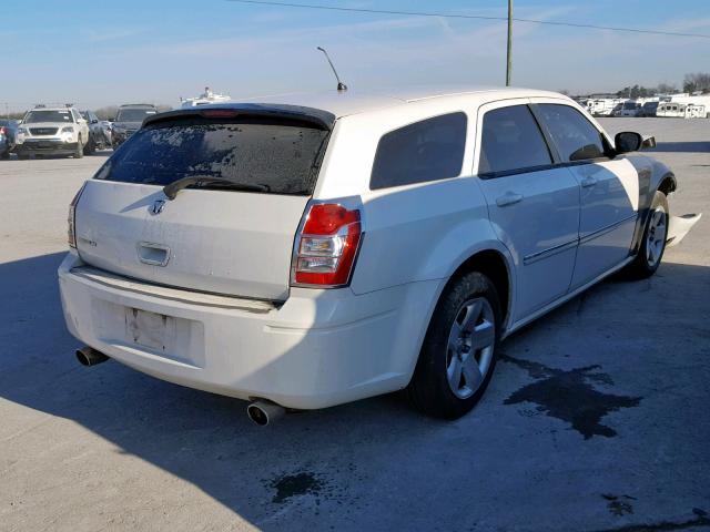 2D4FV47T78H166285 - 2008 DODGE MAGNUM WHITE photo 4