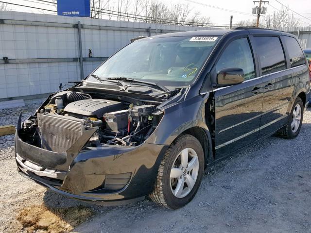 2V4RW3DGXBR642383 - 2011 VOLKSWAGEN ROUTAN SE BLACK photo 2